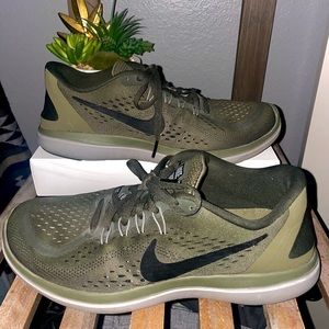 Mens size 10 army green Nike flex running shoes